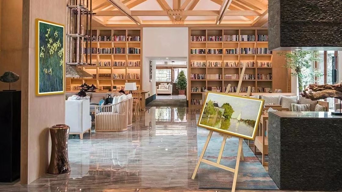 Display pubblicitario LCD a risoluzione 4K con telaio esterno a grano di legno giallo e luminosità 450cd/m2 per segnaletica digitale ad alto impatto